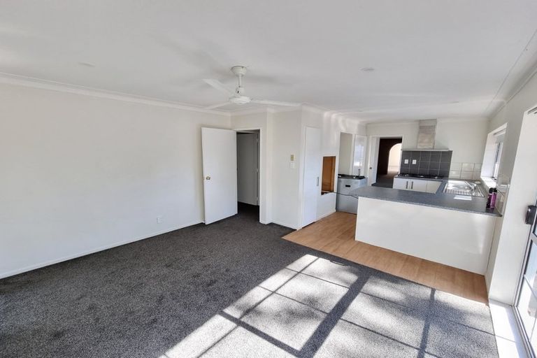 Photo of property in 2 Framalda Place, Conifer Grove, Takanini, 2112