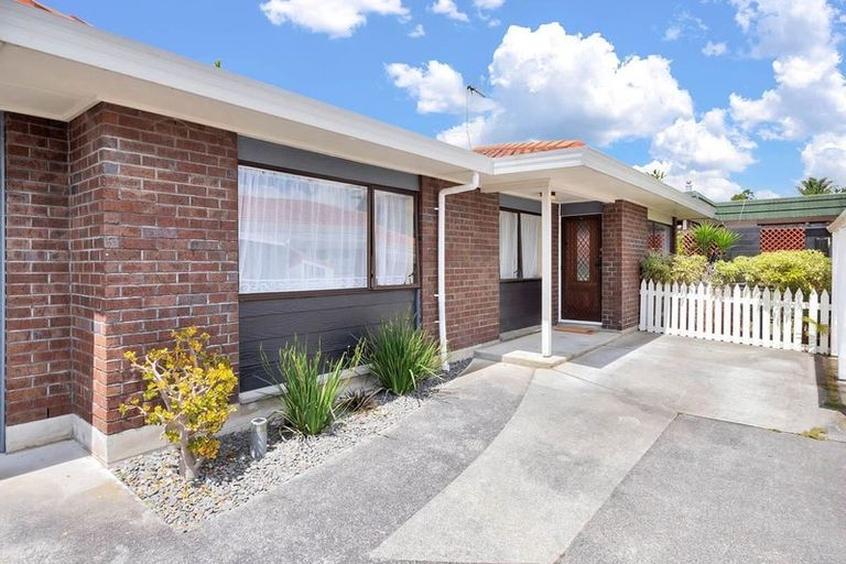 Photo of property in 3/98 Roberts Road, Te Atatu South, Auckland, 0610