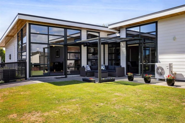 Photo of property in 11 Highfield Place, Highlands Park, New Plymouth, 4312