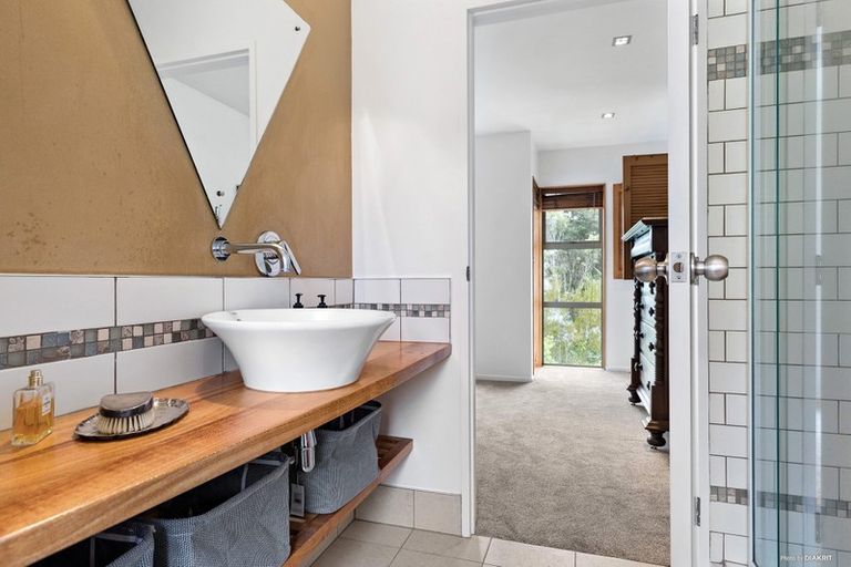 Photo of property in 6 Poturi Streams Avenue, Titirangi, Auckland, 0604