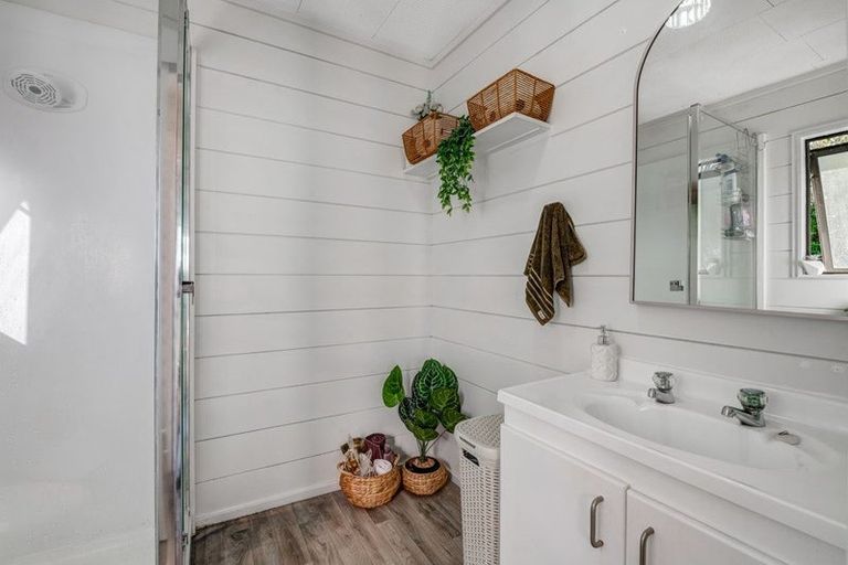 Photo of property in 57a Wade River Road, Stanmore Bay, Whangaparaoa, 0932