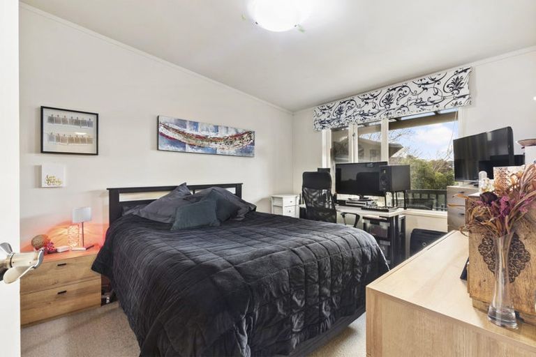 Photo of property in The Triangle, 4/33 Halswater Drive, Churton Park, Wellington, 6037
