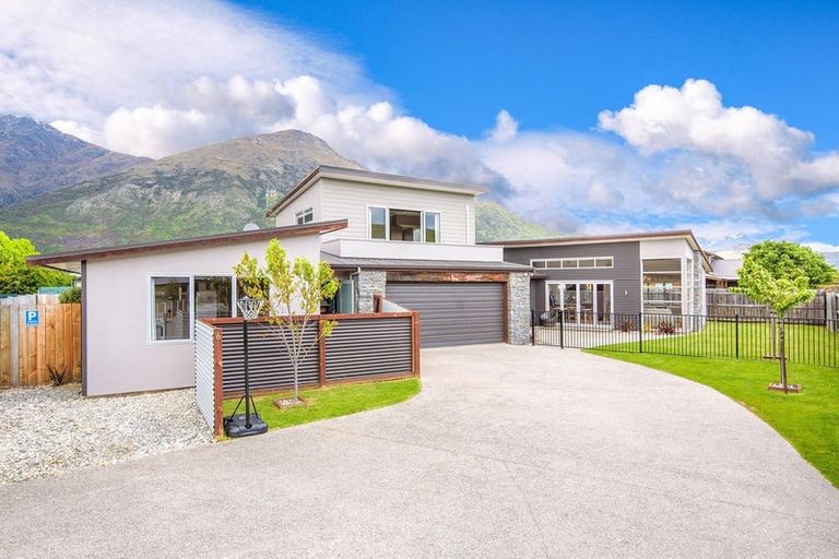 Photo of property in 6 Coburn Place, Lake Hayes, Queenstown, 9304