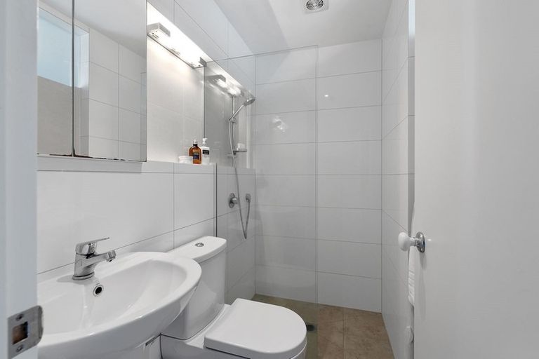 Photo of property in 2/222 Forrest Hill Road, Forrest Hill, Auckland, 0620