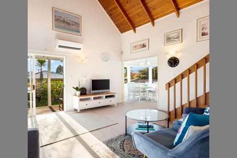 Photo of property in 2/8 Rickards Place, New Lynn, Auckland, 0600