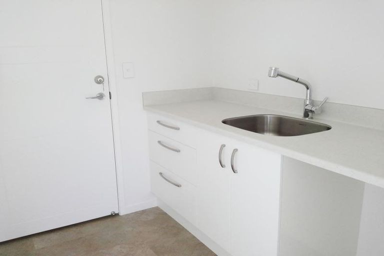 Photo of property in 6 Howe Place, Upper Vogeltown, New Plymouth, 4310