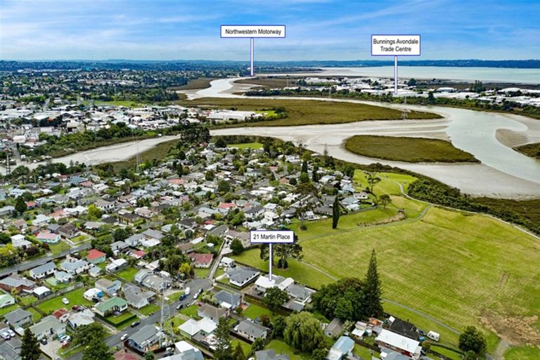 Photo of property in 21 Martin Place, Kelston, Auckland, 0602