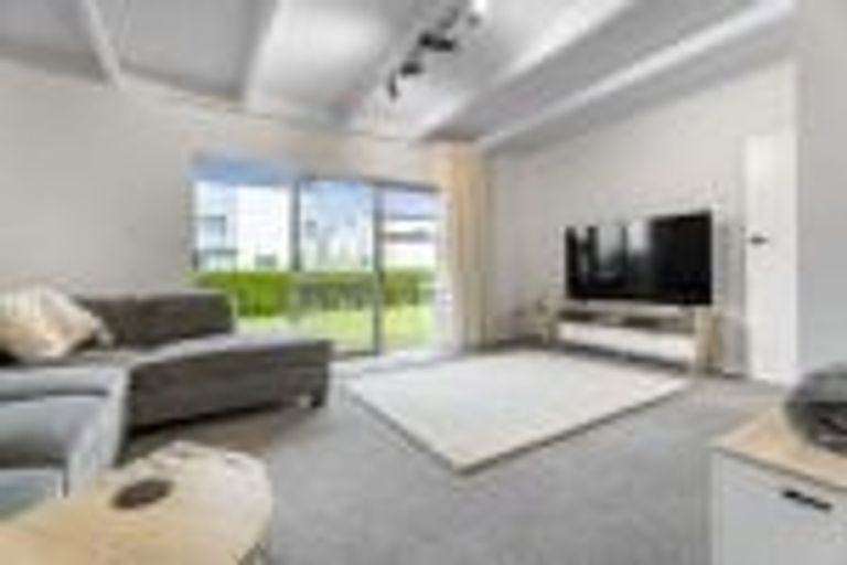 Photo of property in 1/2 Edwards Avenue, Henderson, Auckland, 0610