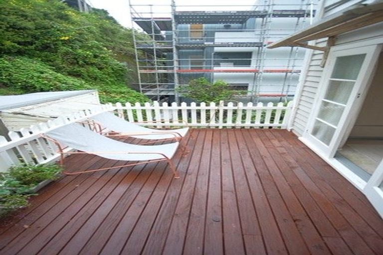 Photo of property in 82 Oriental Parade, Oriental Bay, Wellington, 6011