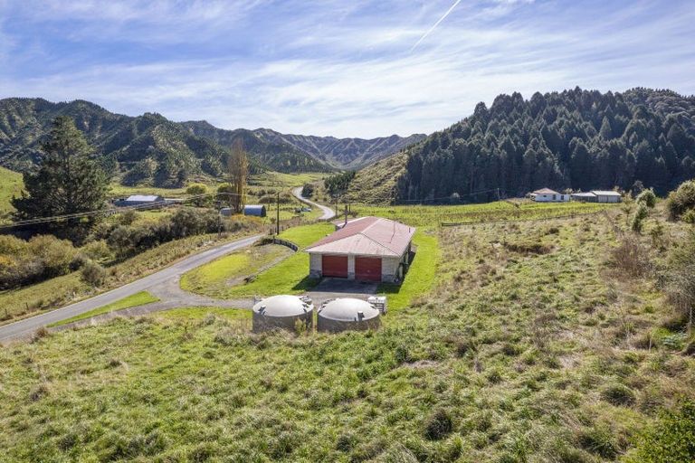 Photo of property in 2560 Rawhitiroa Road, Matemateaonga, Eltham, 4399