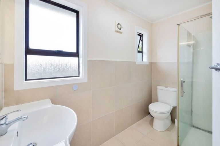 Photo of property in 1/16 Peach Road, Glenfield, Auckland, 0629