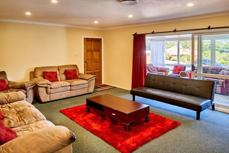 Photo of property in 73 Taylor Terrace, Tawa, Wellington, 5028