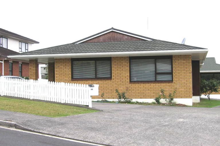 Photo of property in 2/5 Milwaukee Place, Glendene, Auckland, 0602