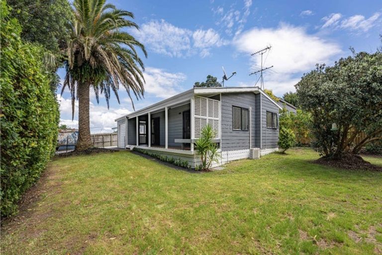 Photo of property in 1 Cochrane Avenue, Arkles Bay, Whangaparaoa, 0932