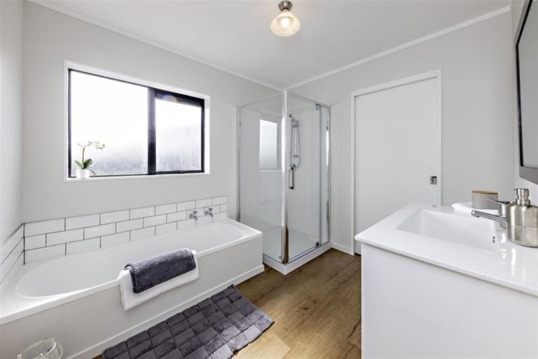 Photo of property in 27 Horlicks Place, Randwick Park, Auckland, 2105