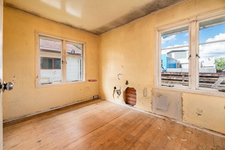 Photo of property in 21 Smythe Road, Henderson, Auckland, 0612