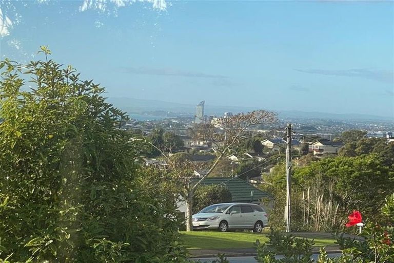 Photo of property in 2/96 Sunset Road, Unsworth Heights, Auckland, 0632