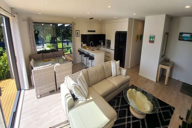 Photo of property in 2 Meenas Place, Cable Bay, 0420