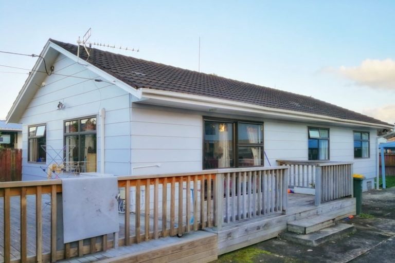 Photo of property in 2/47 Larnoch Road, Henderson, Auckland, 0610
