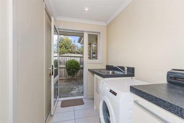 Photo of property in 18 Willowview Drive, Redwood, Christchurch, 8051