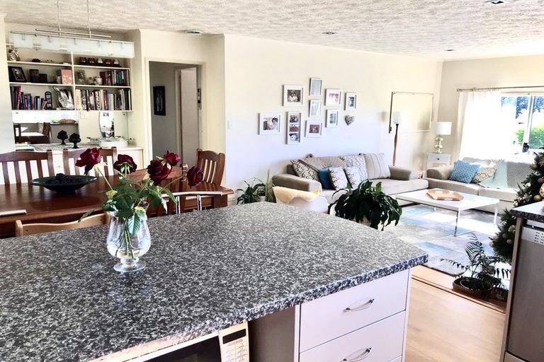 Photo of property in 1 Remus Place, Totara Vale, Auckland, 0629