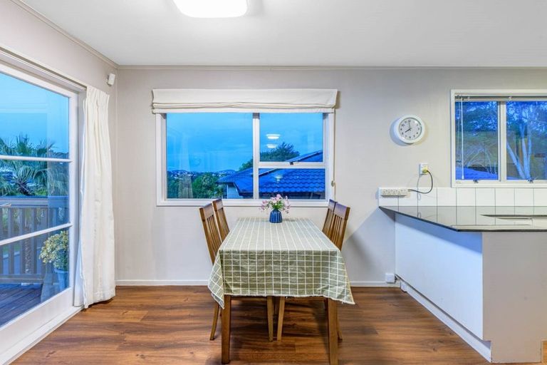 Photo of property in 28 Staincross Street, Green Bay, Auckland, 0604