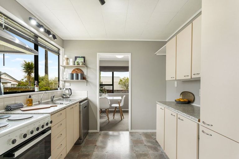 Photo of property in 66 Lynn Road, Bayview, Auckland, 0629