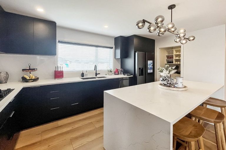 Photo of property in 53 Johnstone Drive, Fitzherbert, Palmerston North, 4410