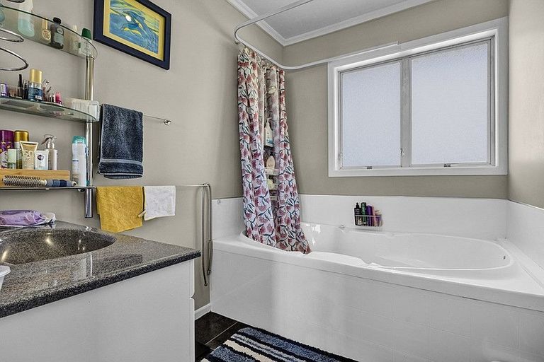 Photo of property in 2/39 Awanui Street, Merrilands, New Plymouth, 4312