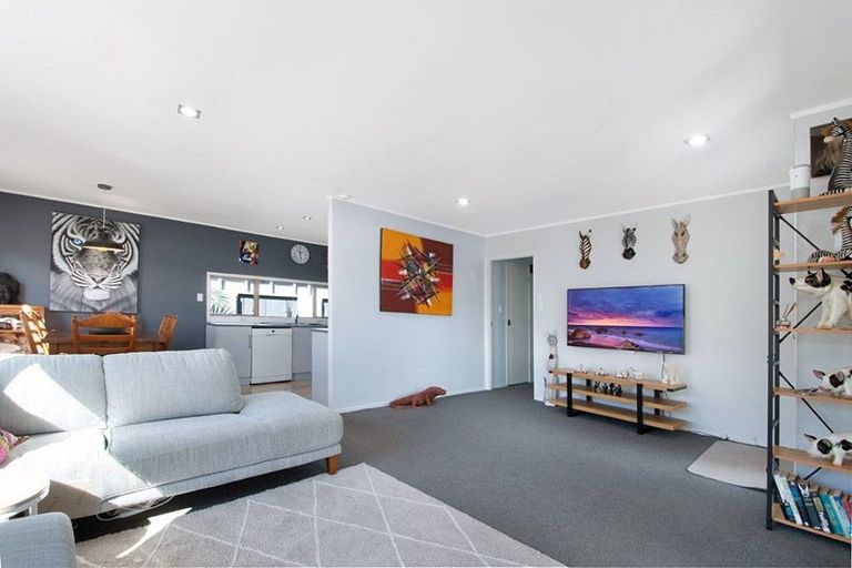 Photo of property in 2/3 Cezanne Place, New Lynn, Auckland, 0600