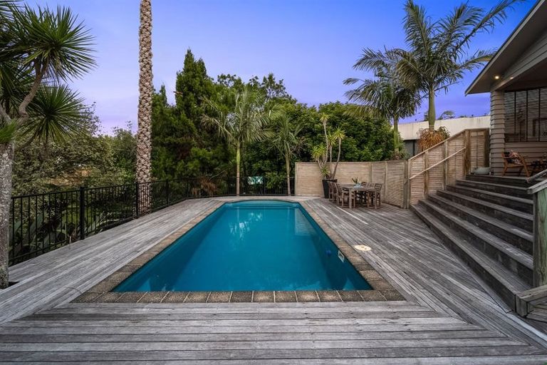 Photo of property in 13 Sandown Road, Rothesay Bay, Auckland, 0630