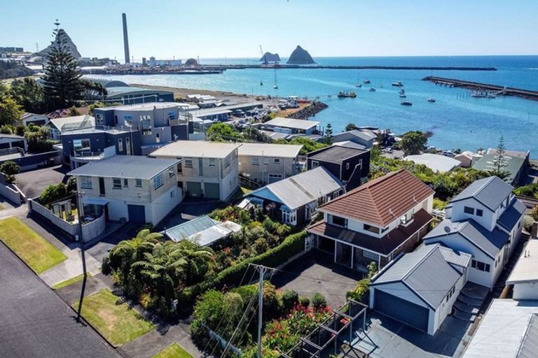 Photo of property in 10 Roy Terrace, Moturoa, New Plymouth, 4310