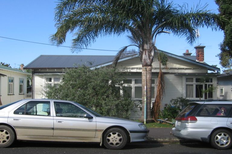Photo of property in 16 Duders Avenue, Devonport, Auckland, 0624