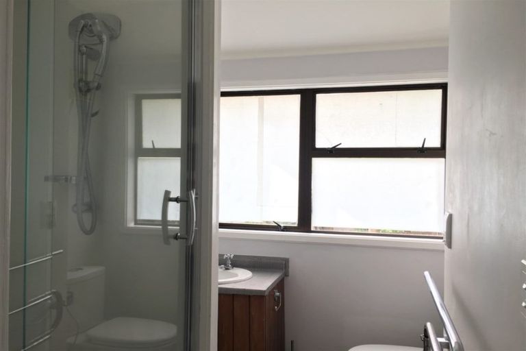 Photo of property in 43 Deverell Place, Northcross, Auckland, 0632