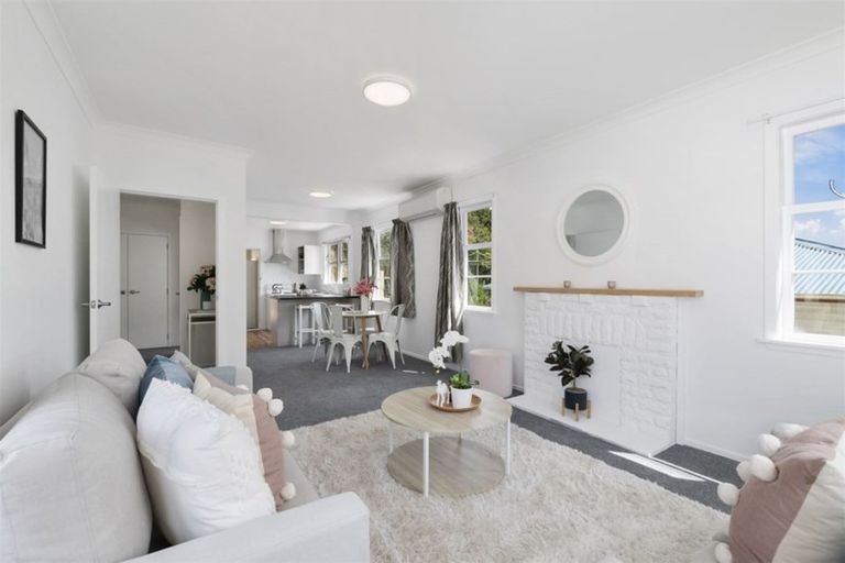 Photo of property in 36 Miles Crescent, Newlands, Wellington, 6037