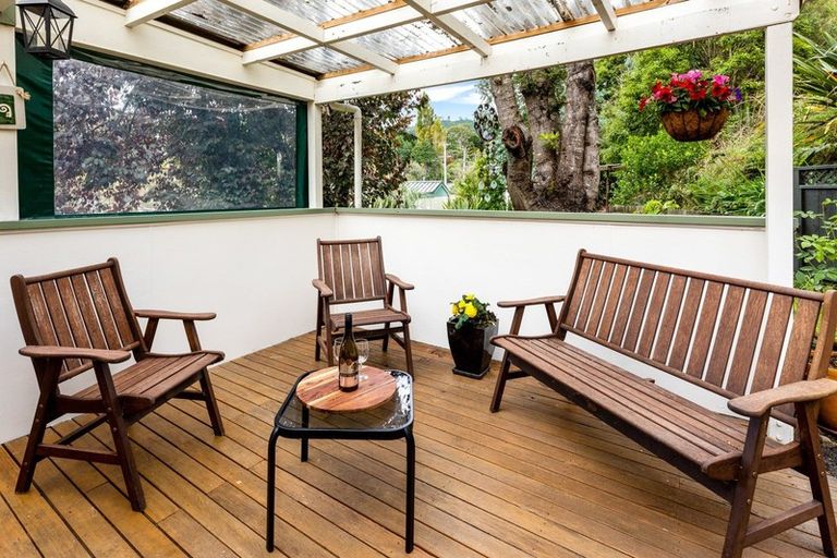 Photo of property in 18 Pinehaven Road, Pinehaven, Upper Hutt, 5019