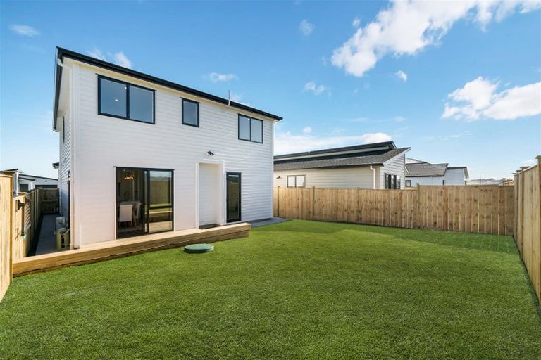 Photo of property in 9 Woven Place, Karaka, Papakura, 2113