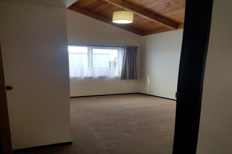 Photo of property in 2/2 Tiverton Crescent, Whalers Gate, New Plymouth, 4310