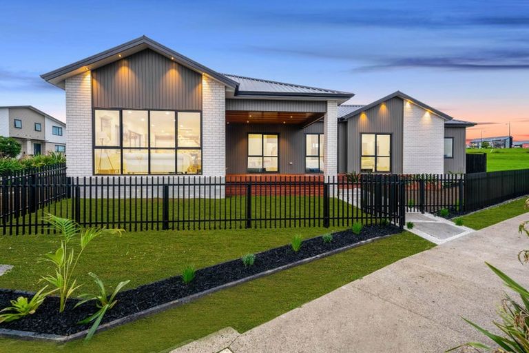 Photo of property in 8 Evergreen Parade, Rosehill, Papakura, 2113