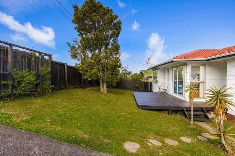 Photo of property in 33 Triangle Road, Massey, Auckland, 0614