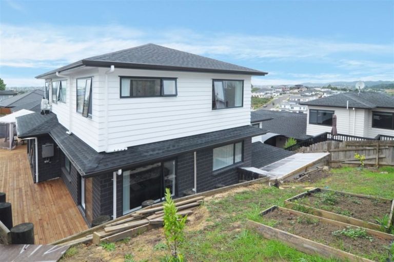 Photo of property in 14 San Casello Rise, Henderson, Auckland, 0612