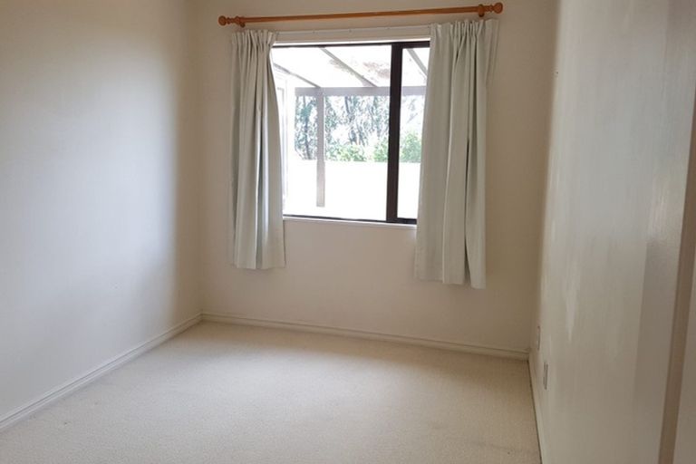 Photo of property in 2 Graham Collins Drive, Windsor Park, Auckland, 0632
