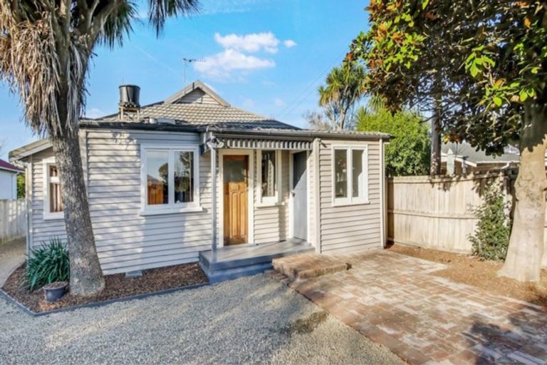 Photo of property in 35 Woodville Street, Edgeware, Christchurch, 8013
