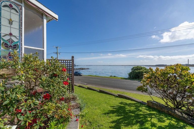 Photo of property in 160 Marine Parade, Bluff, 9814