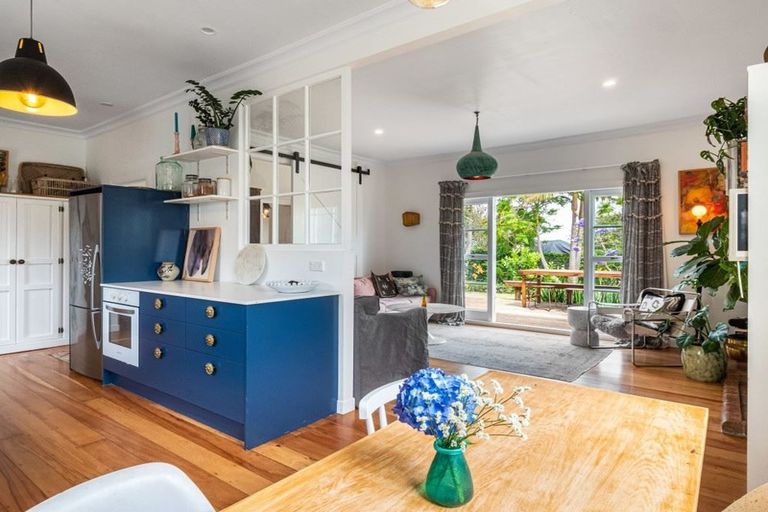 Photo of property in 1/92 Eversleigh Road, Belmont, Auckland, 0622