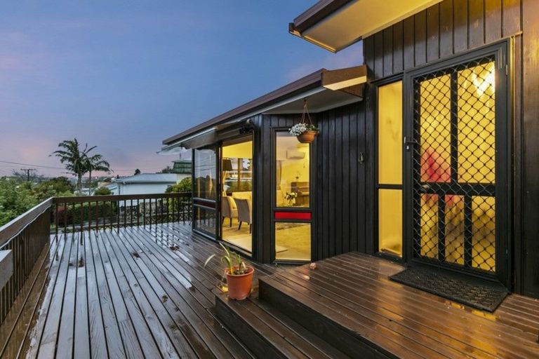 Photo of property in 1a Eastglen Road, Glen Eden, Auckland, 0602