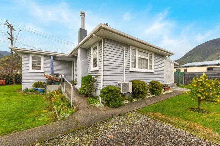 Photo of property in 45 York Street, Picton, 7220