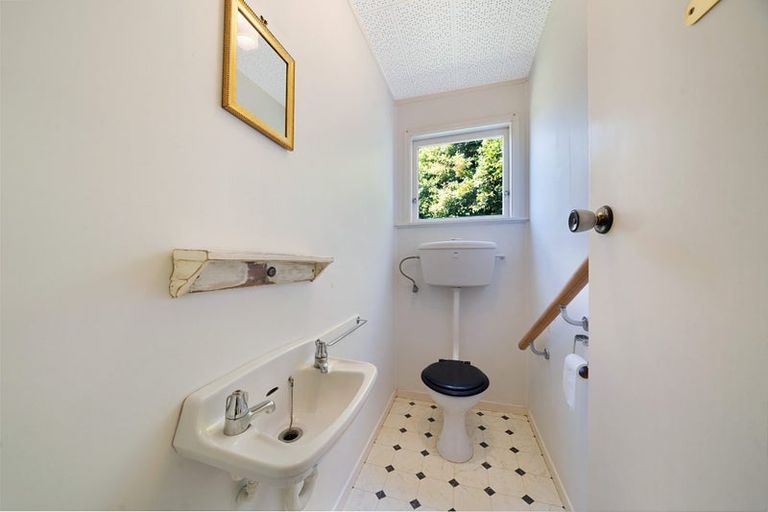 Photo of property in 1 Alwyn Avenue, Te Atatu South, Auckland, 0610