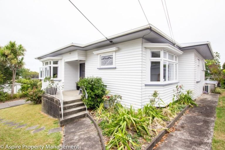 Photo of property in 21 Pupuke Road, Birkenhead, Auckland, 0627
