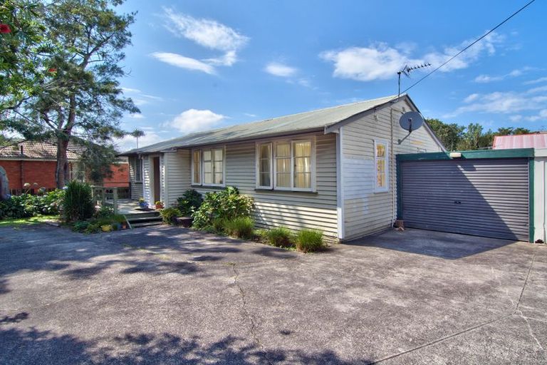 Photo of property in 1/4 Godley Road, Green Bay, Auckland, 0604
